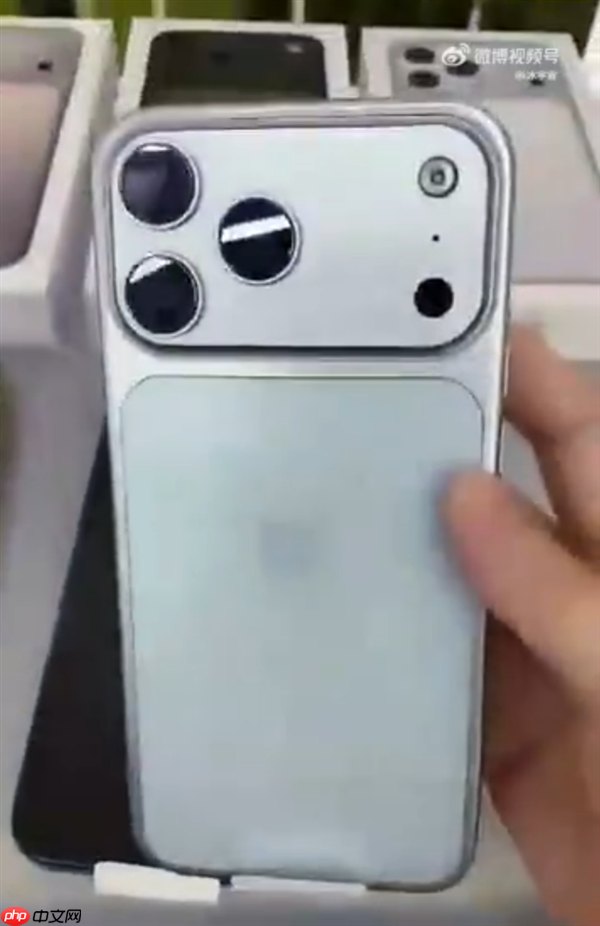iPhone 17 Pro Max量产机疑曝光:实锤拼接机身 史上最大变化