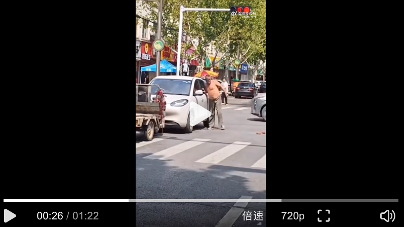 老头持板砖疯狂砸汽车：2025年9月最新暴力案件