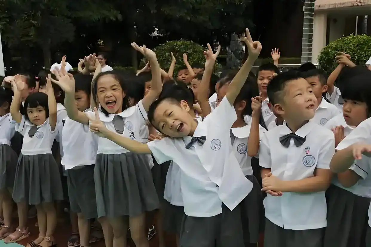 “神兽归笼！”开学日家长开心到失去表情管理，笑容完全藏不住 - php中文网