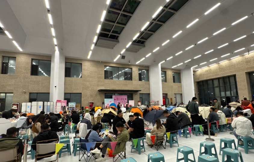 新人在赛里木湖搭帐篷通宵排队领证是怎么回事？详情介绍