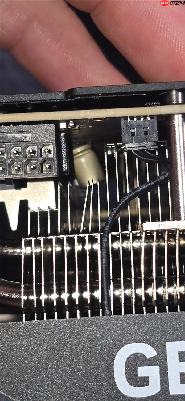 罕见！RTX 5090发生电容爆炸：散热片都被炸弯