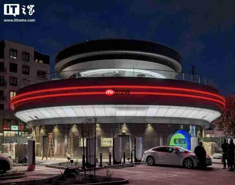 特斯拉餐厅暗藏巧思:外墙采用 Cybertruck 剩余不锈钢打造