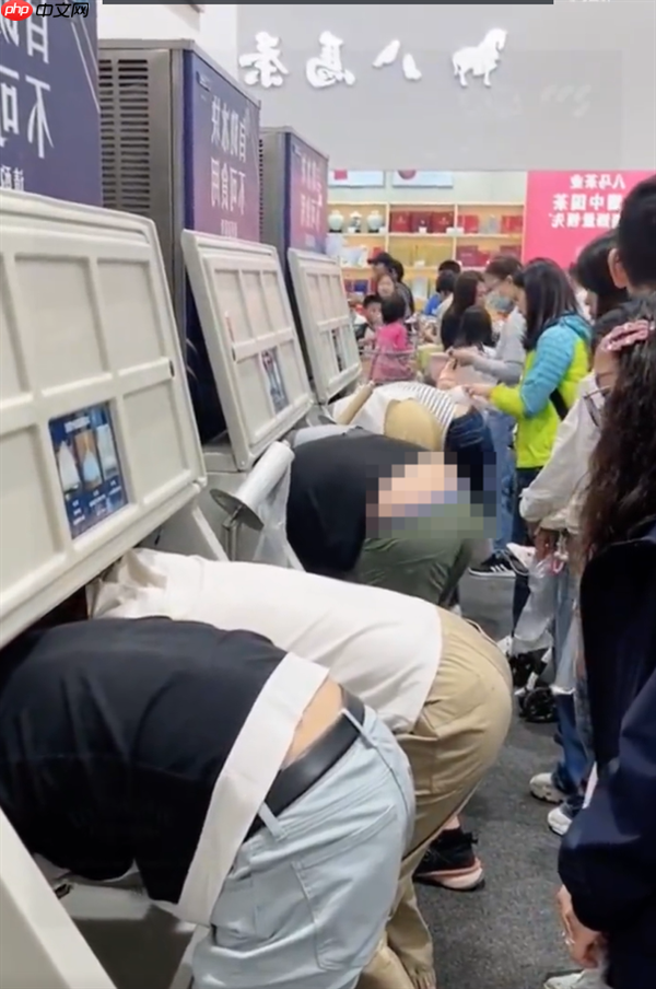 一女子脚踩取冰机内取冰 山姆回应:定期消毒 已正常使用