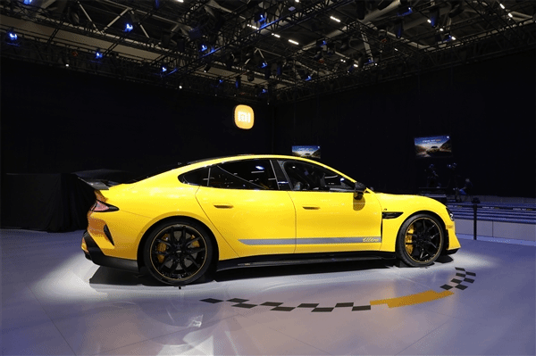 小米SU7 Ultra大定突破15000台!雷军深夜发文祝贺