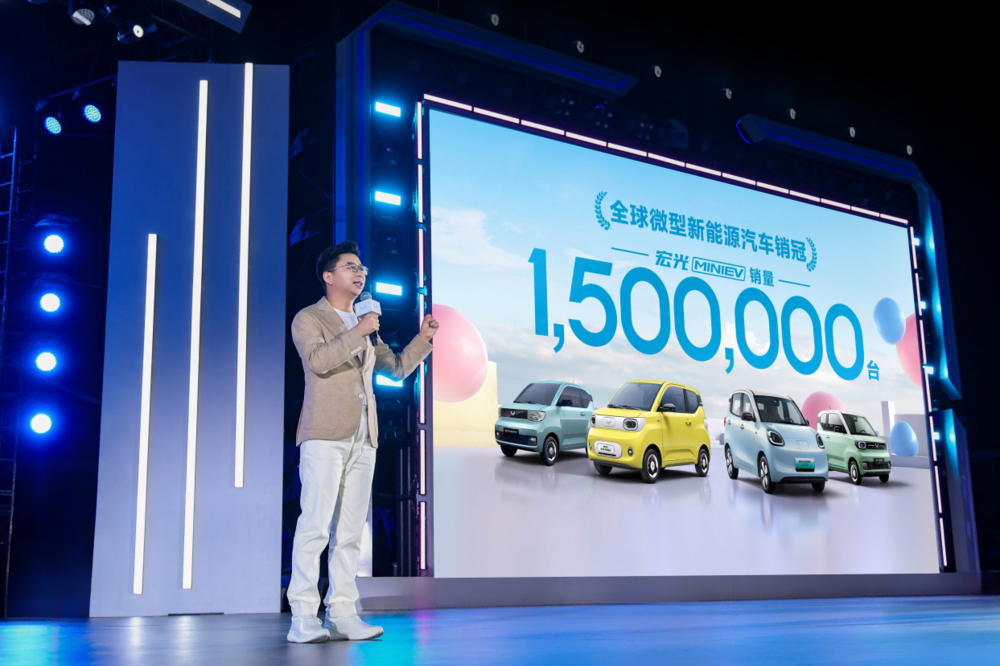 售价4.48万元起,宏光MINIEV四门版上市开启代步车2.0时代!