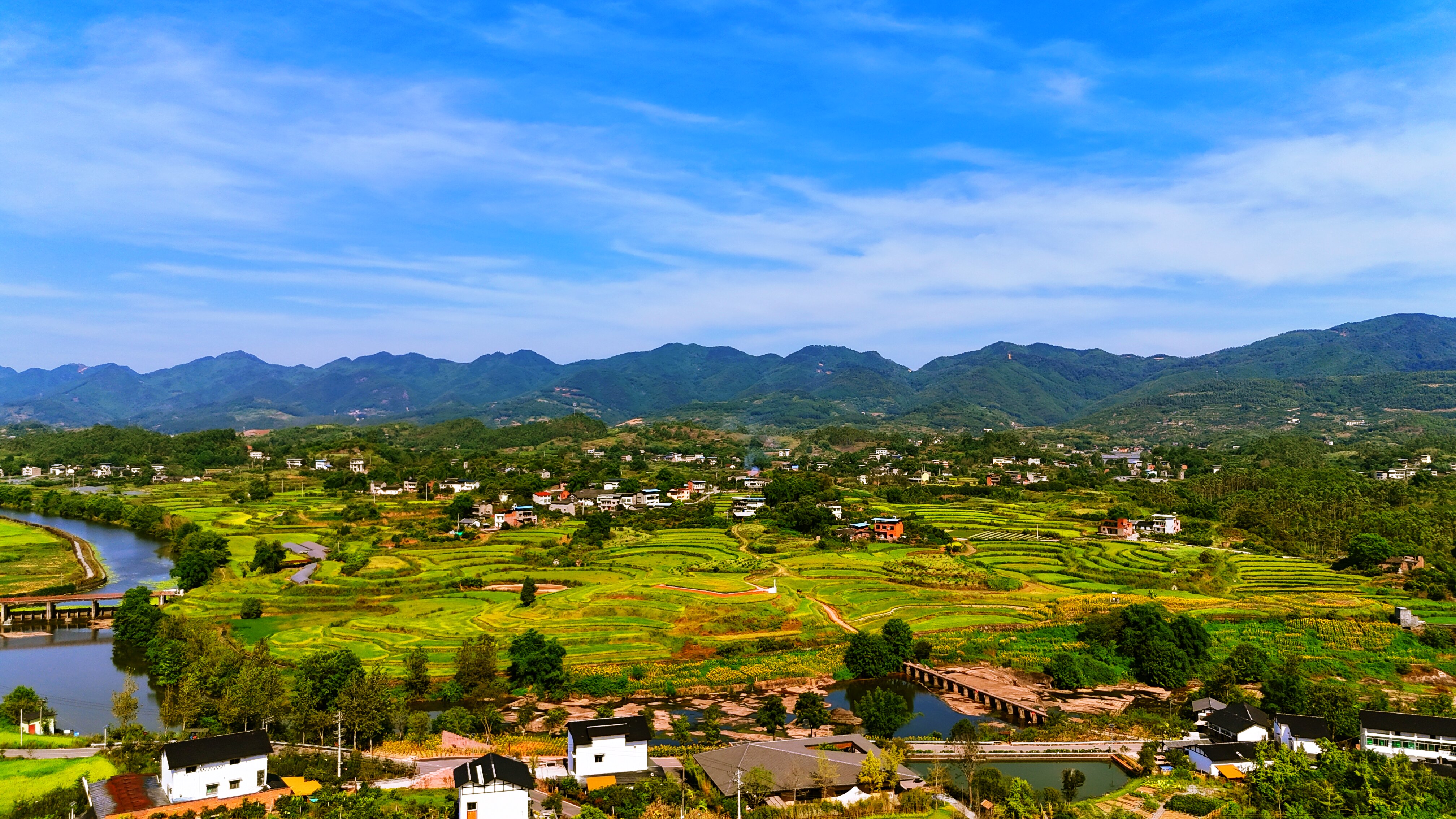 云雾绕梯田，层叠“链”三产 绘在高山丘陵上的城乡融合发展新图景