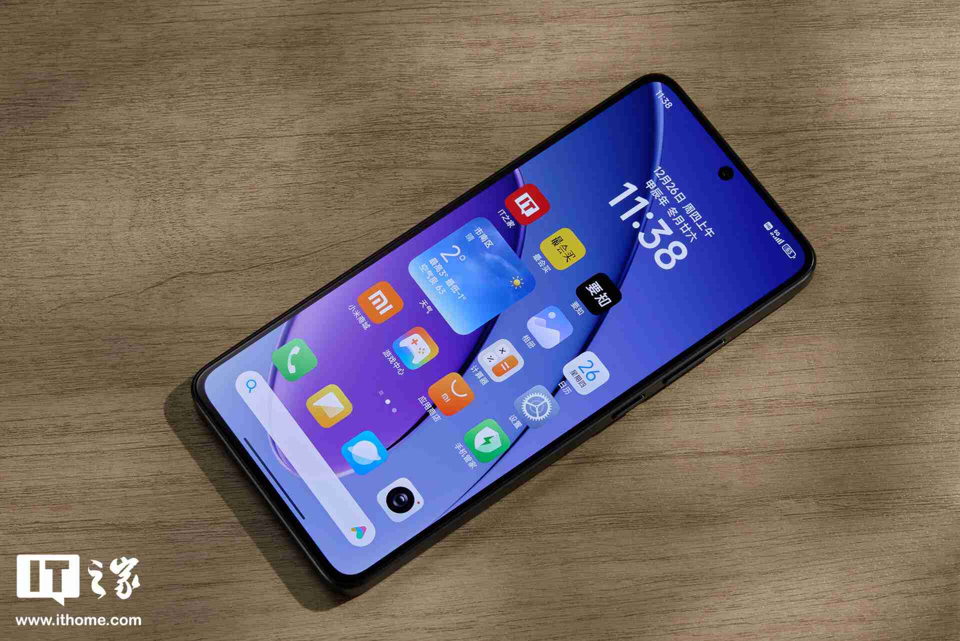 小米 REDMI Turbo 4「暗影黑」实拍：设计干练克制，拼色后壳不失个性