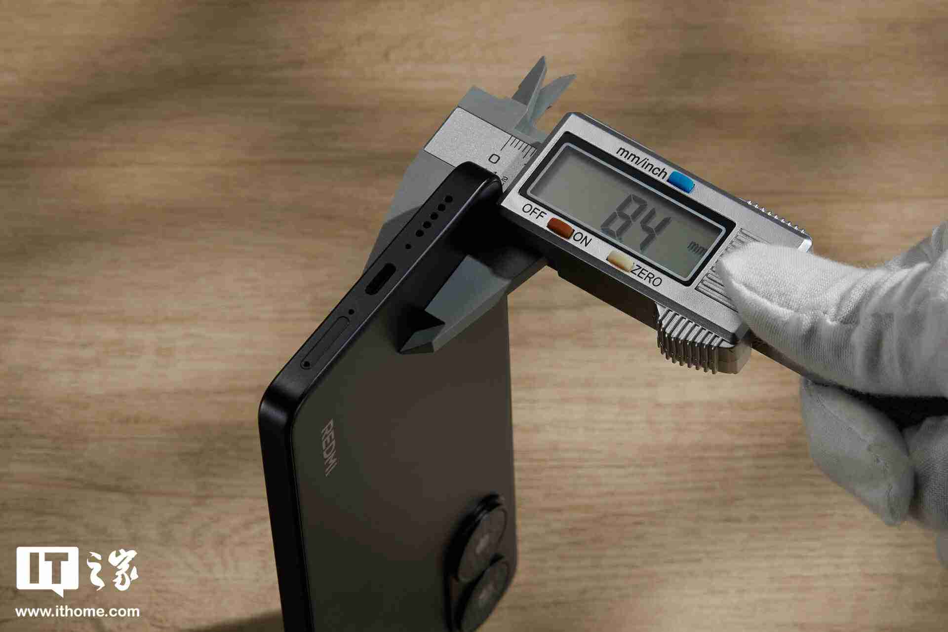 小米 REDMI Turbo 4「暗影黑」实拍：设计干练克制，拼色后壳不失个性