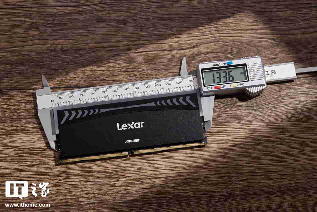 雷克沙战神之翼 ARES RGB DDR5 6000 C26 内存图赏:黑白撞色,AMD 平台性能战神