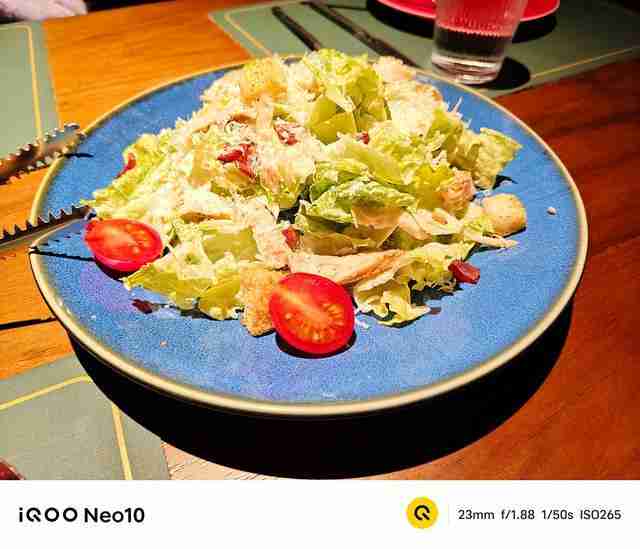 华为Mate 70 Pro拍照怎么样?红枫原色表现出色,96mm长焦彪悍