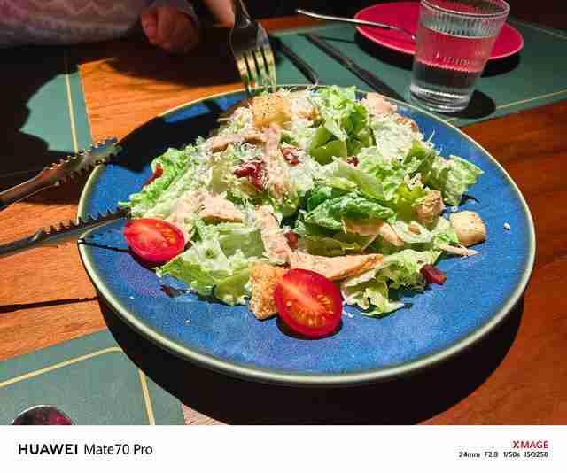 华为Mate 70 Pro拍照怎么样?红枫原色表现出色,96mm长焦彪悍