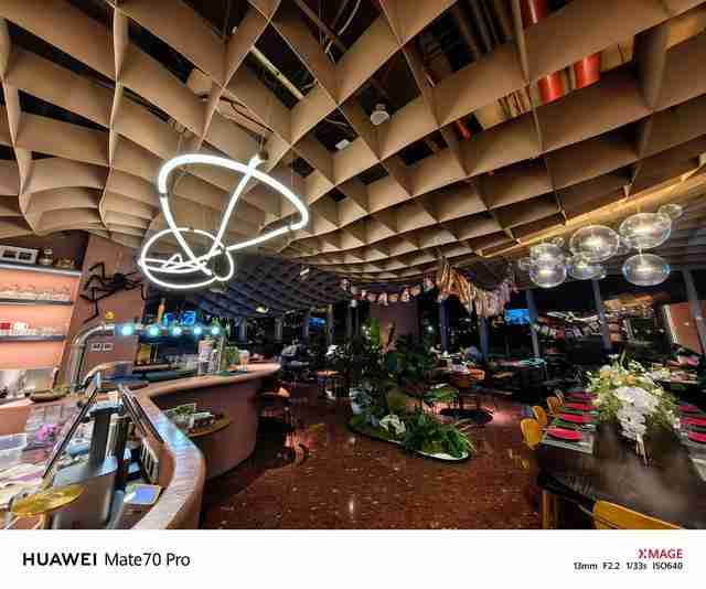 华为Mate 70 Pro拍照怎么样?红枫原色表现出色,96mm长焦彪悍