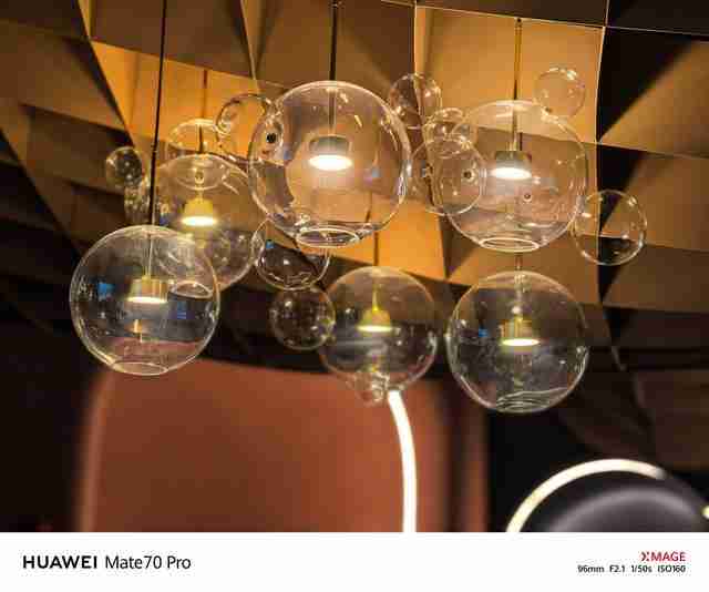 华为Mate 70 Pro拍照怎么样?红枫原色表现出色,96mm长焦彪悍