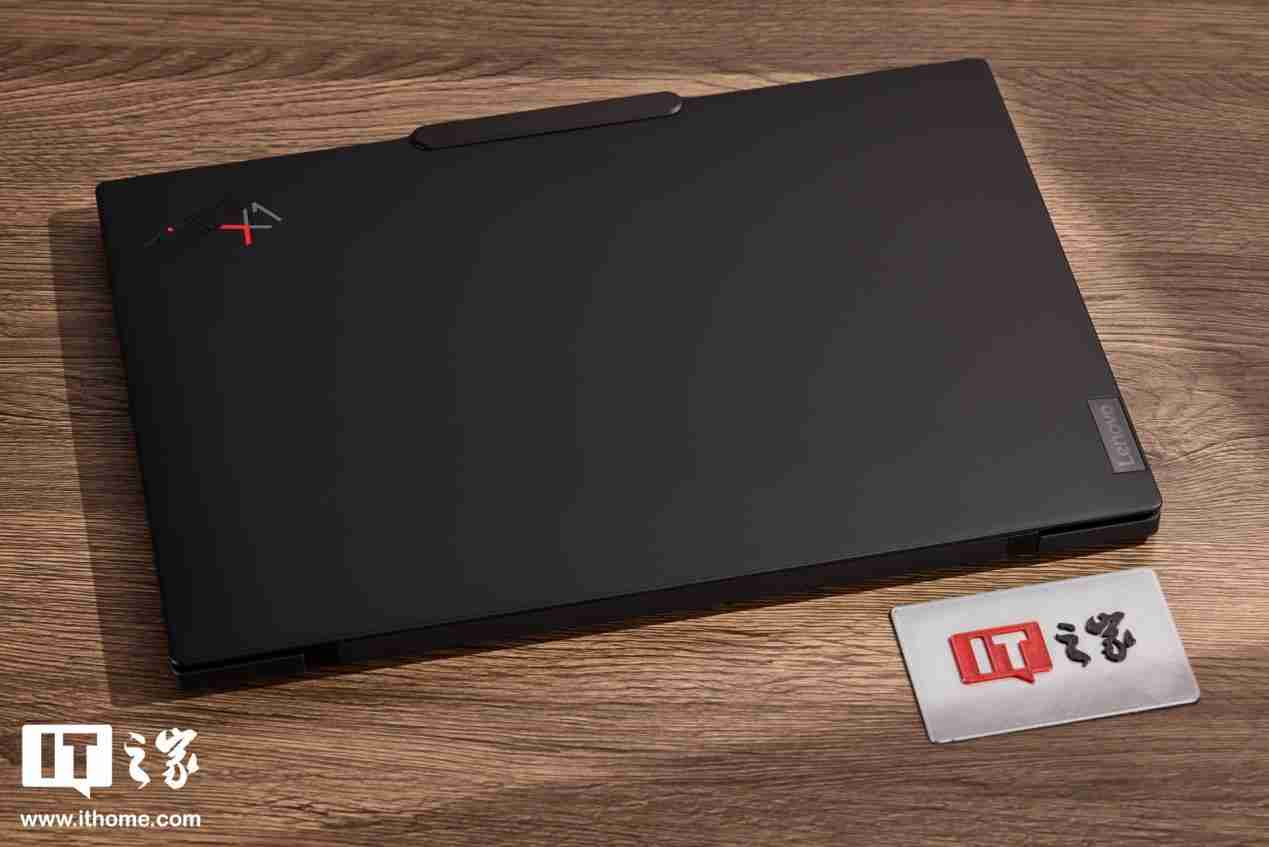 986g 超轻 AI PC 酷睿 Ultra 本,联想 ThinkPad X1 Carbon 2025 Aura 评测