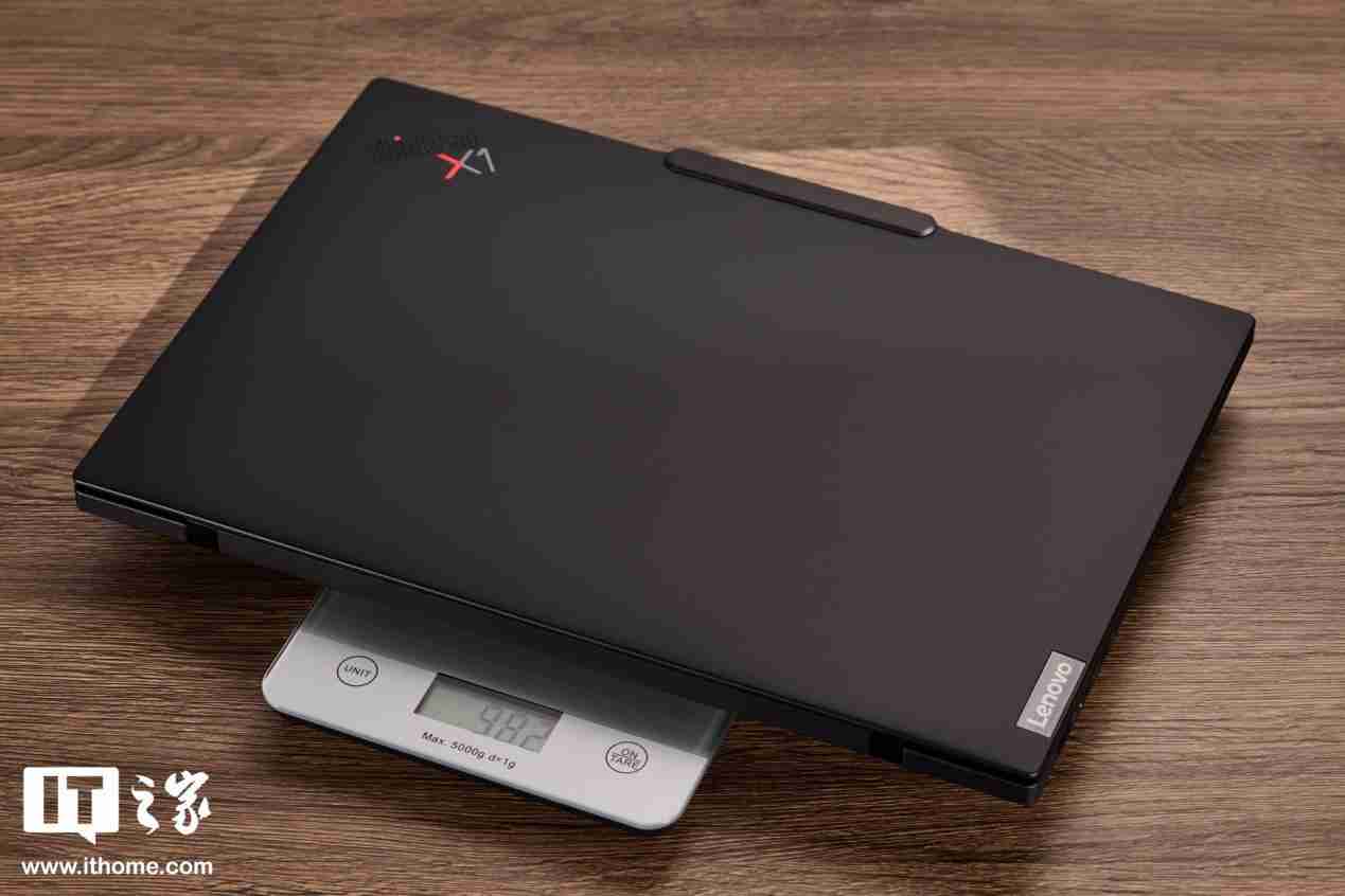 986g 超轻 AI PC 酷睿 Ultra 本,联想 ThinkPad X1 Carbon 2025 Aura 评测