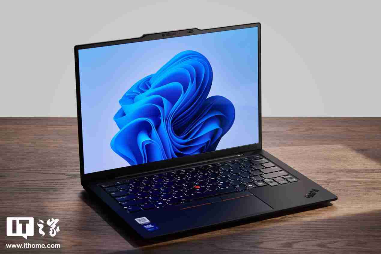 986g 超轻 AI PC 酷睿 Ultra 本,联想 ThinkPad X1 Carbon 2025 Aura 评测
