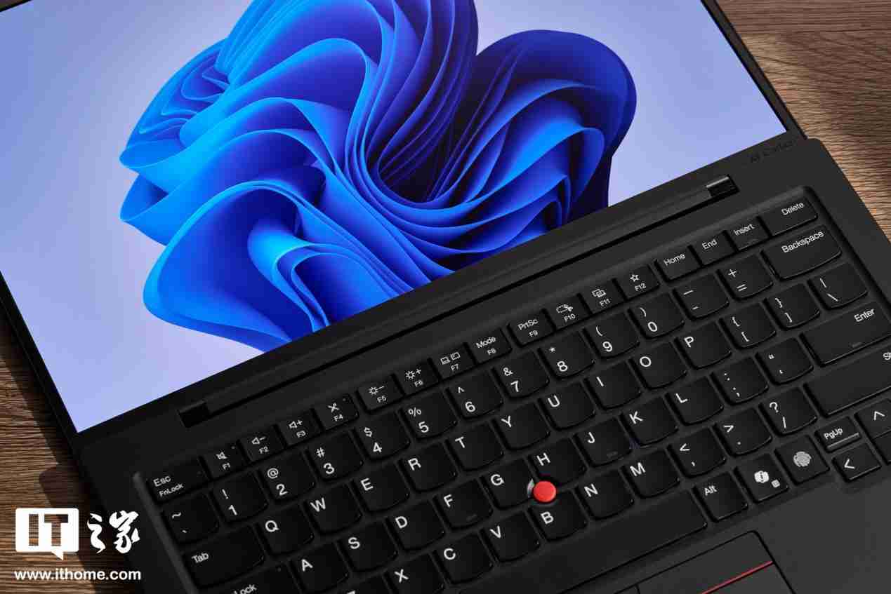 986g 超轻 AI PC 酷睿 Ultra 本,联想 ThinkPad X1 Carbon 2025 Aura 评测