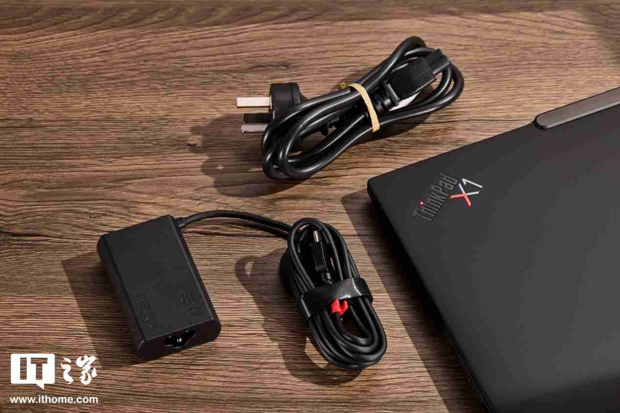 986g 超轻 AI PC 酷睿 Ultra 本,联想 ThinkPad X1 Carbon 2025 Aura 评测