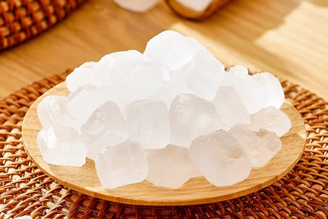 冰糖是什么原料做出来的 冰糖和白砂糖的区别