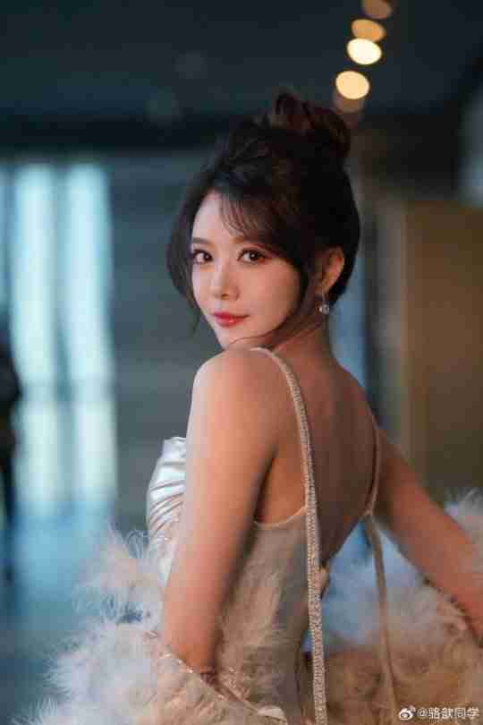 《LOL》骆歆分享全明星赛返图:露背包臀裙太有气质了