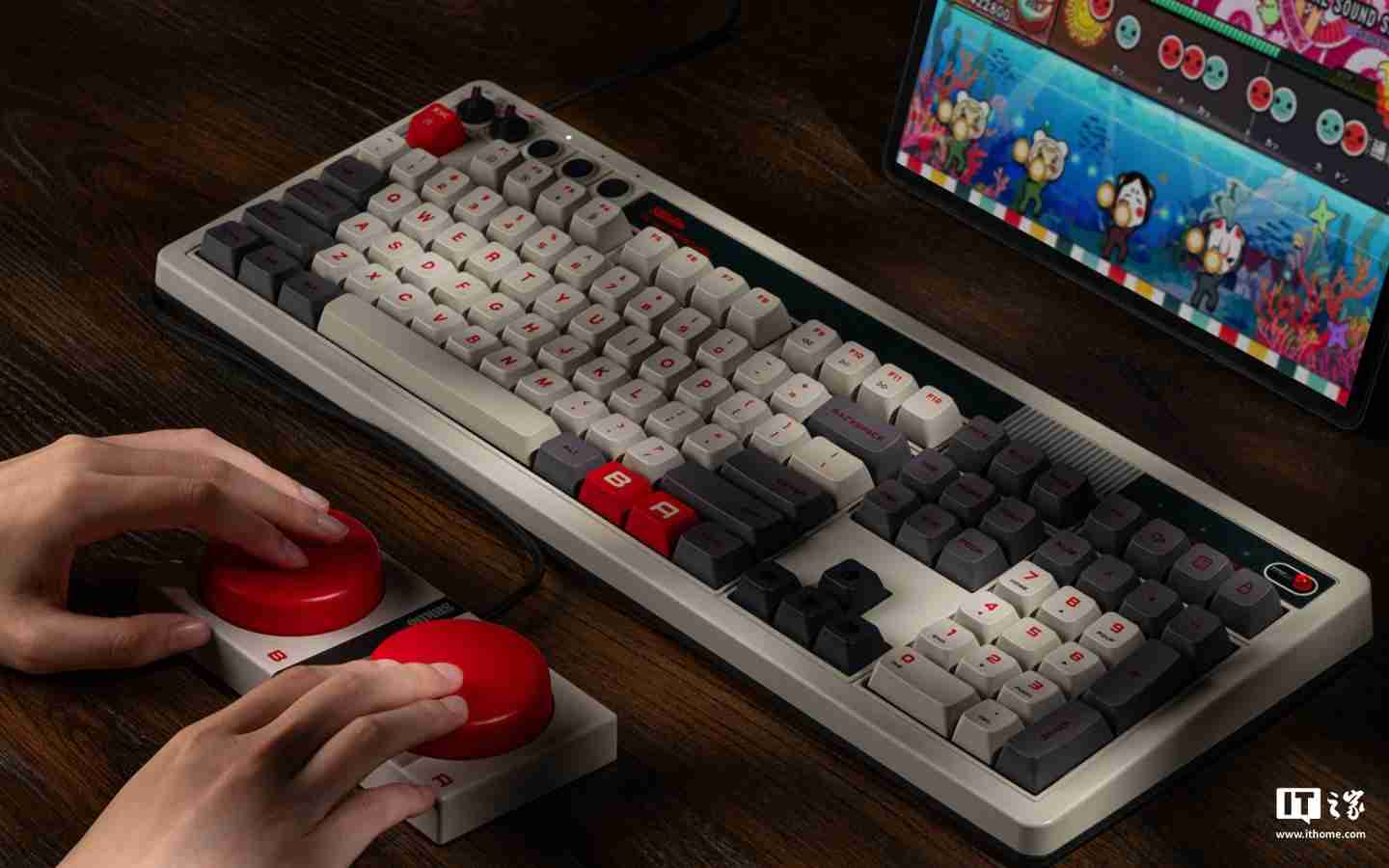 八位堂首款全尺寸设计 Retro108 机械键盘开售:支持热插拔、双配色版本,629 元