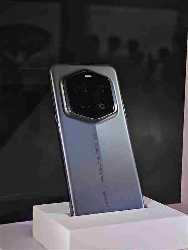 华为Mate 70 RS对手!荣耀Magic7 RSR 保时捷设计本月发:真机图来了