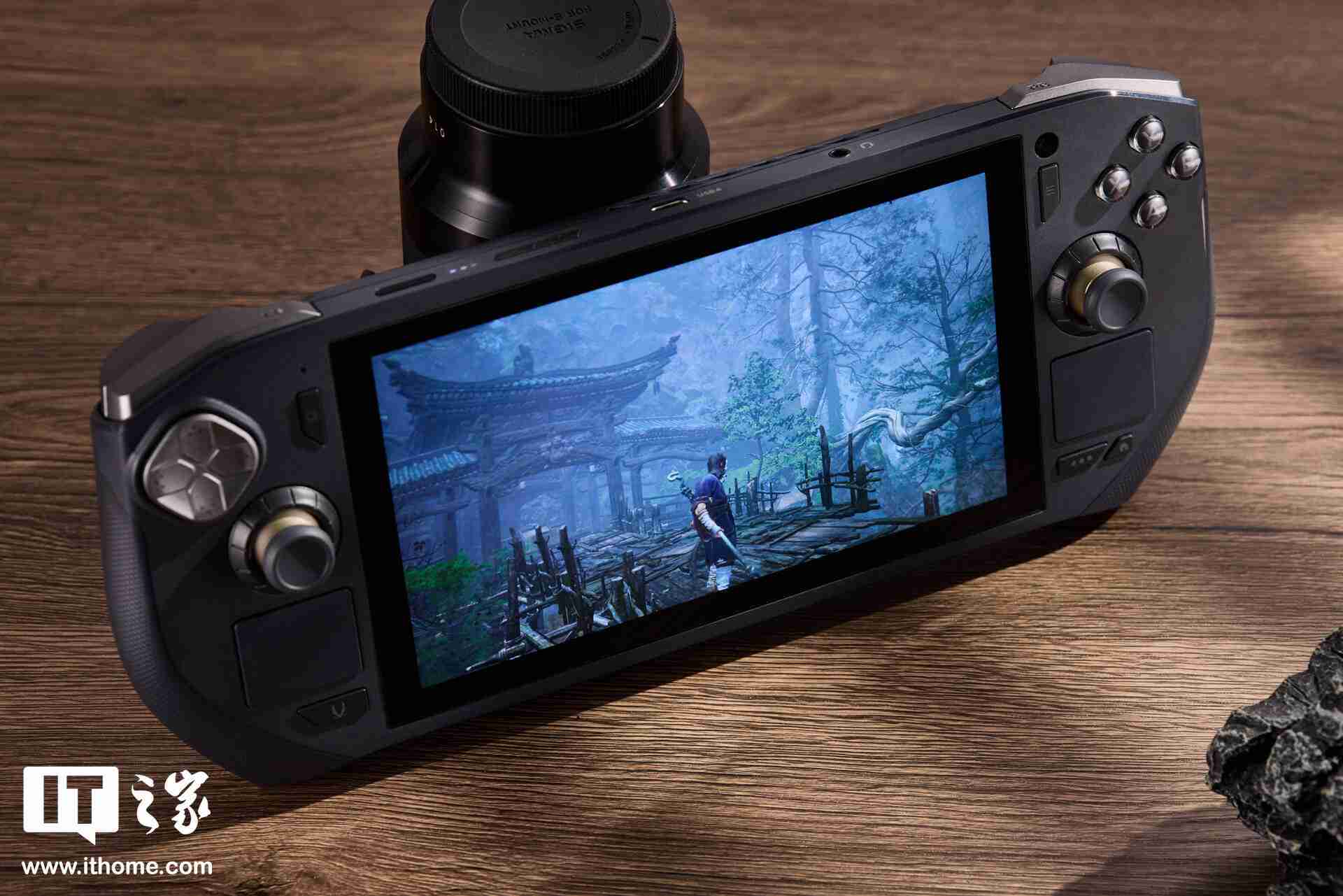 索泰 ZONE 游戏掌机图赏:120Hz AMOLED 屏、拨动式轮盘、双触控板、二段式扳机