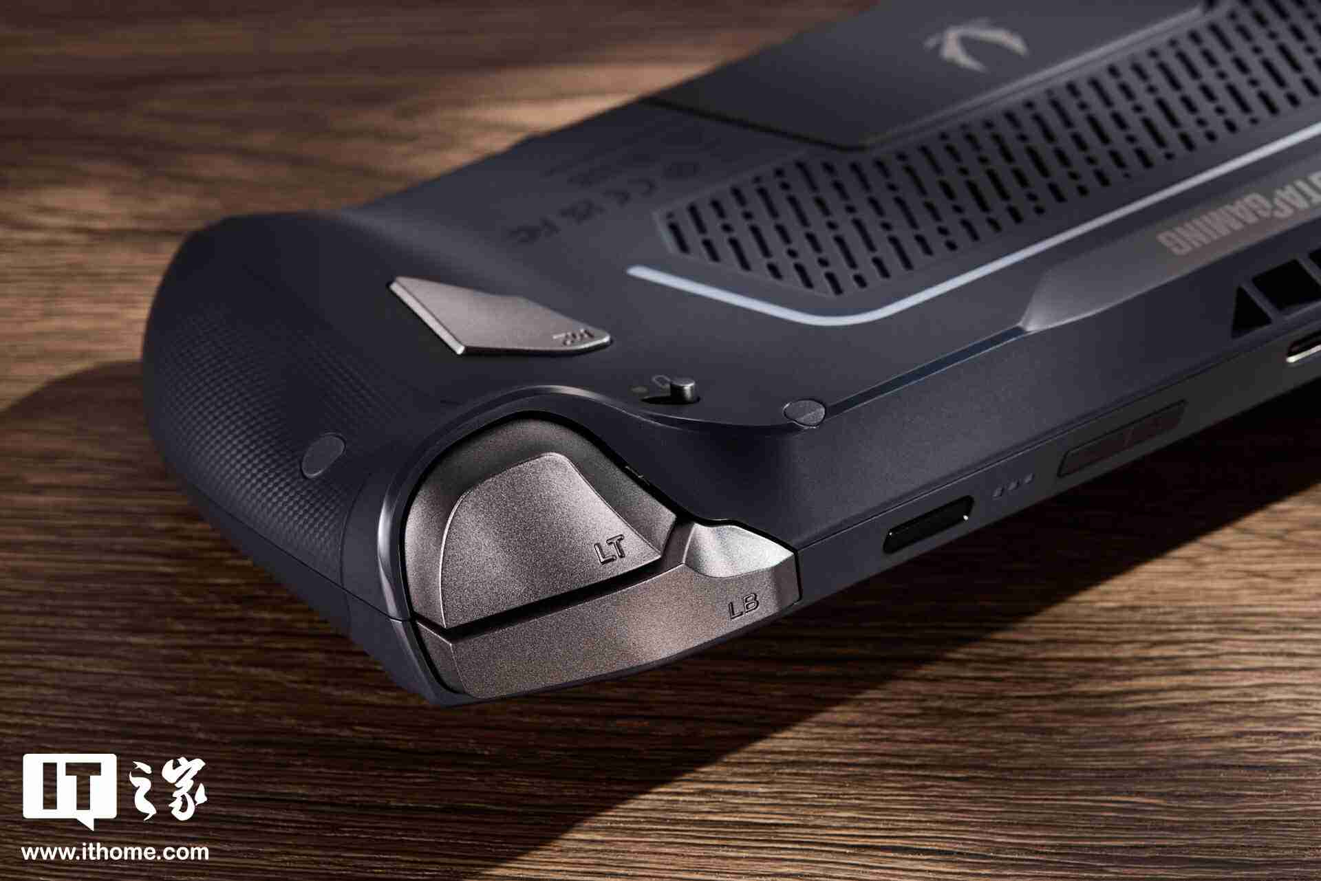 索泰 ZONE 游戏掌机图赏:120Hz AMOLED 屏、拨动式轮盘、双触控板、二段式扳机