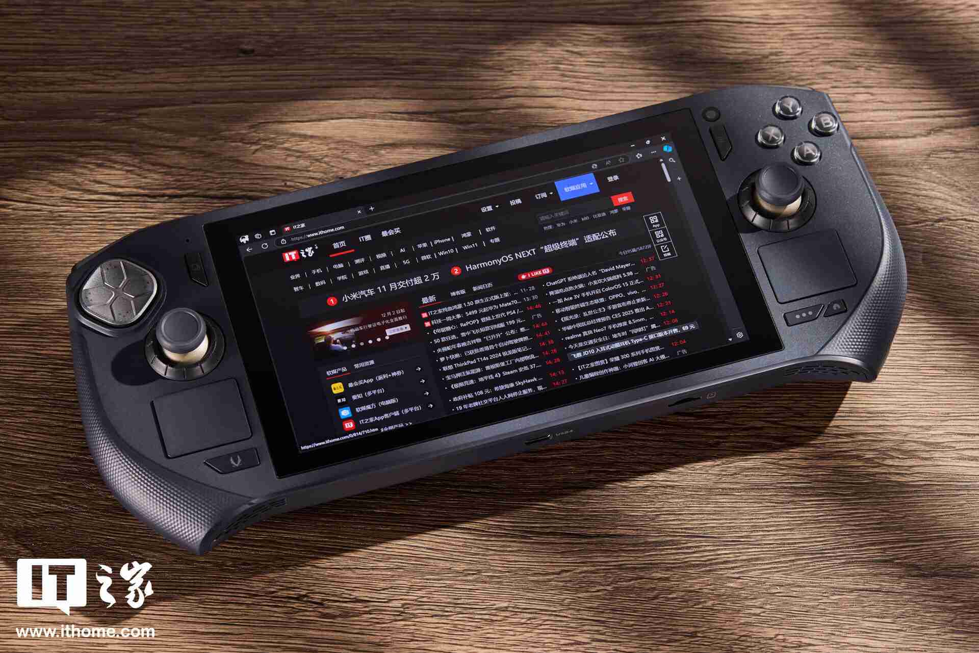 索泰 ZONE 游戏掌机图赏:120Hz AMOLED 屏、拨动式轮盘、双触控板、二段式扳机