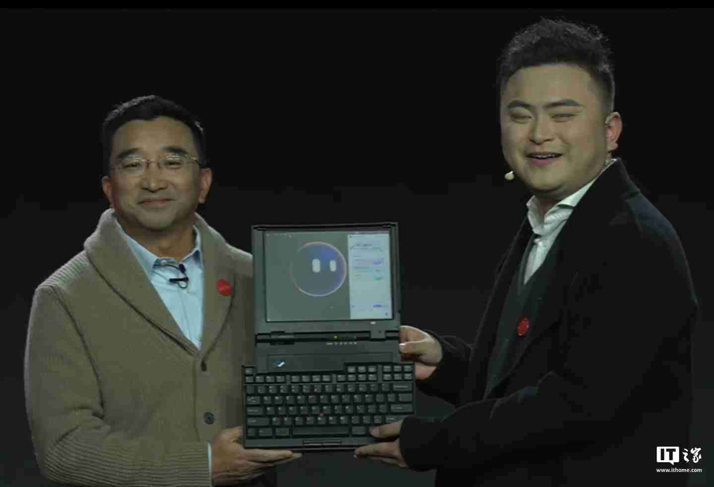 联想展示“AI 定制”1995 年经典款 ThinkPad 701C 蝴蝶机:换装酷睿 i7,内嵌个人智能体“小天”