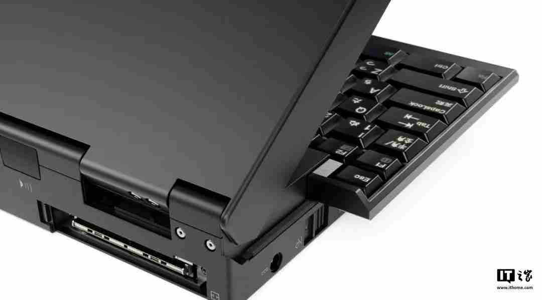 联想展示“AI 定制”1995 年经典款 ThinkPad 701C 蝴蝶机:换装酷睿 i7,内嵌个人智能体“小天”