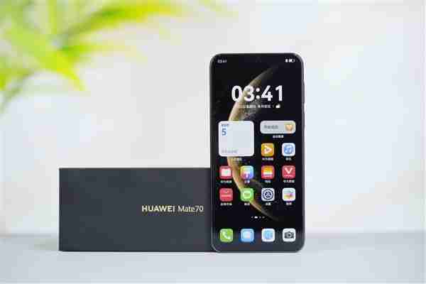 手感绝佳小直屏!华为Mate 70曜石黑图赏