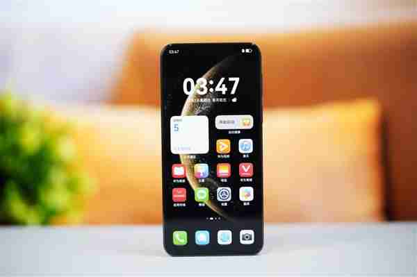 手感绝佳小直屏!华为Mate 70曜石黑图赏