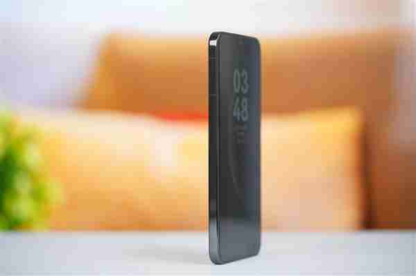 手感绝佳小直屏!华为Mate 70曜石黑图赏