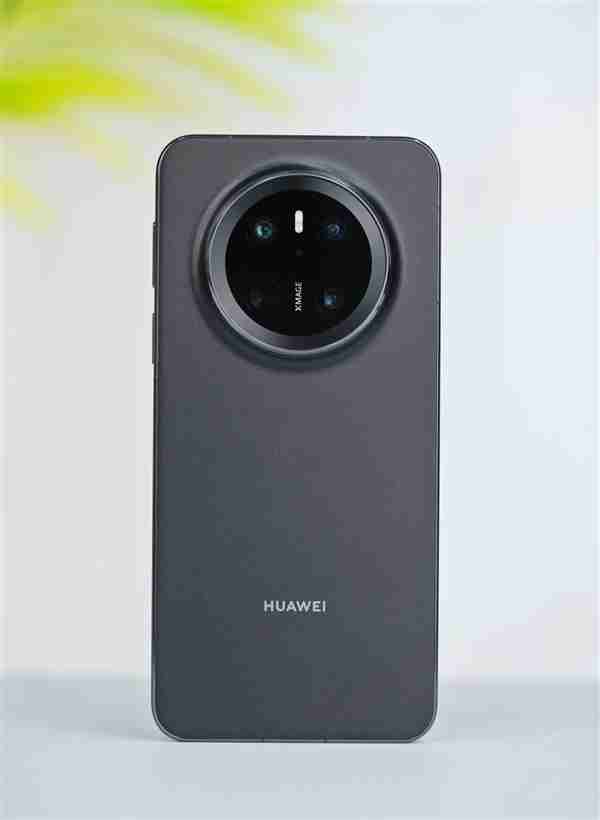 手感绝佳小直屏!华为Mate 70曜石黑图赏