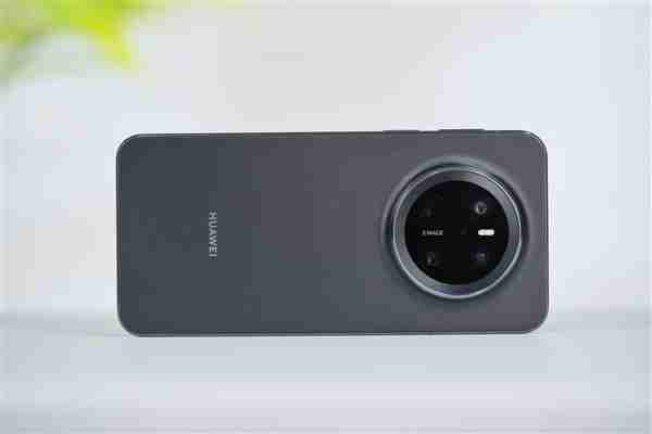 手感绝佳小直屏!华为Mate 70曜石黑图赏