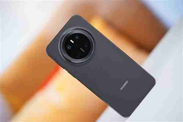 手感绝佳小直屏!华为Mate 70曜石黑图赏