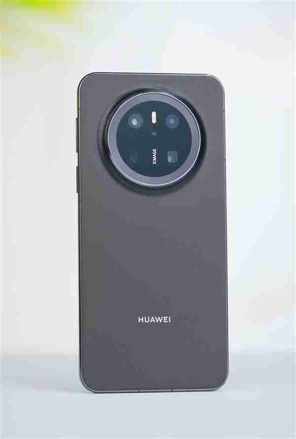 手感绝佳小直屏!华为Mate 70曜石黑图赏