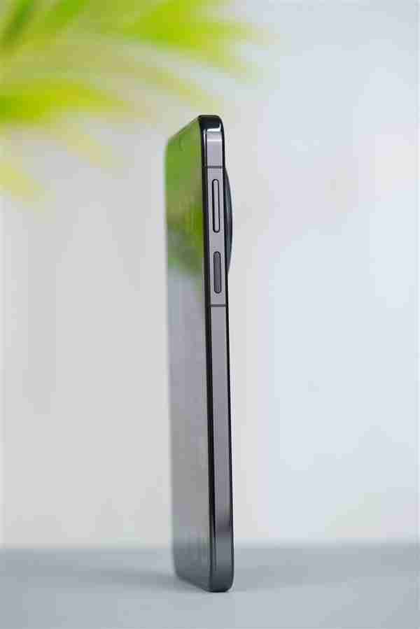 手感绝佳小直屏!华为Mate 70曜石黑图赏