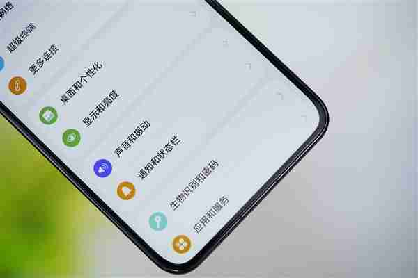 手感绝佳小直屏!华为Mate 70曜石黑图赏