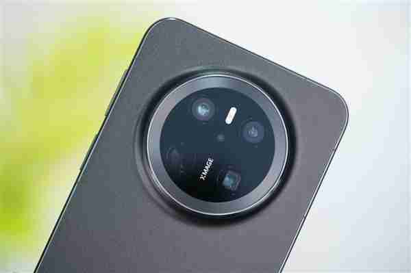 手感绝佳小直屏!华为Mate 70曜石黑图赏