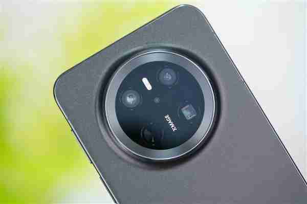 手感绝佳小直屏!华为Mate 70曜石黑图赏