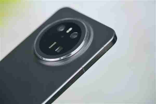 手感绝佳小直屏!华为Mate 70曜石黑图赏