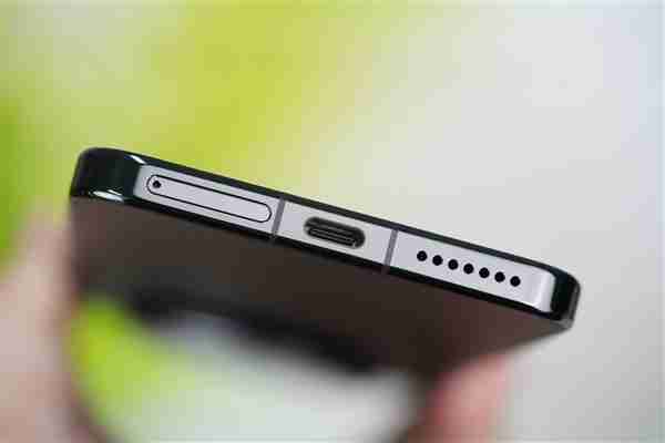 手感绝佳小直屏!华为Mate 70曜石黑图赏