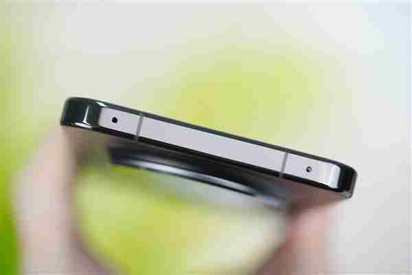 手感绝佳小直屏!华为Mate 70曜石黑图赏