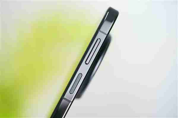 手感绝佳小直屏!华为Mate 70曜石黑图赏