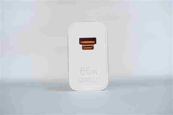 手感绝佳小直屏!华为Mate 70曜石黑图赏