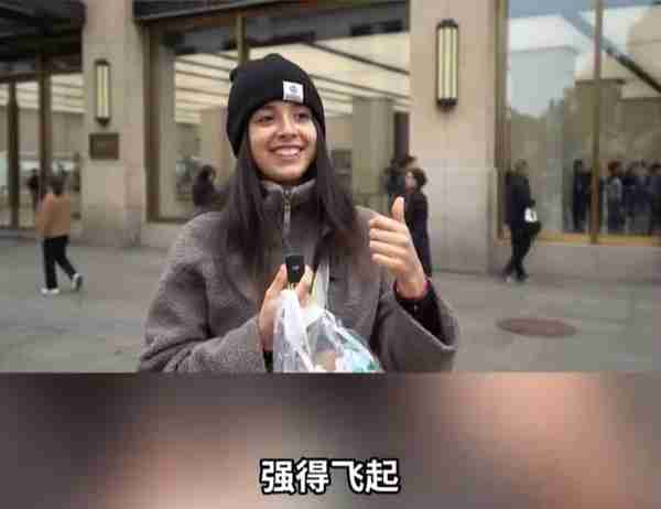 老外围观华为Mate 70首销现场:说强得飞起 竖起大拇指