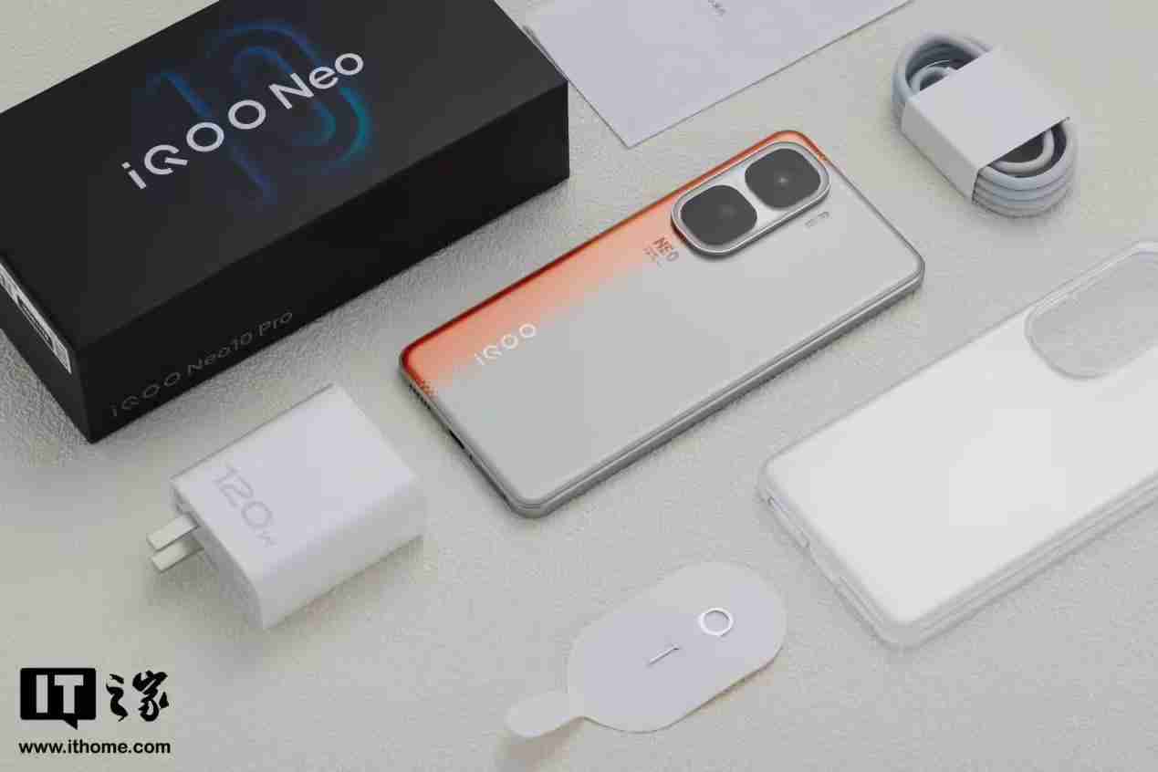 iQOO Neo10系列手机屏幕选择更准确、更真实还原色彩，支持切换为“艳丽模式”