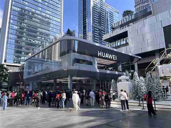 华为Mate 70系列首销开抢!全国多地门店大排长龙